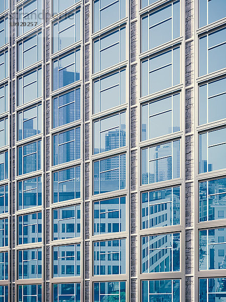 Fassade mit Spiegelung anderer Gebäude  3D-Rendering