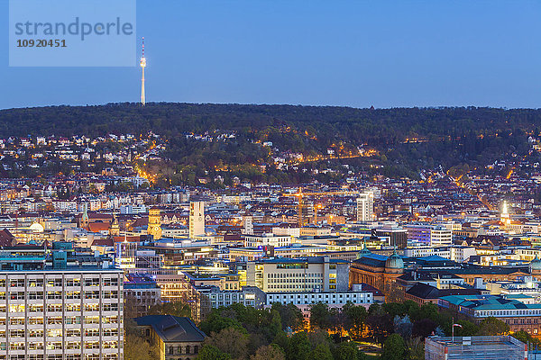 Deutschland  Stuttgart  Stadtbild mit Fernsehturm am Abend  blaue Stunde