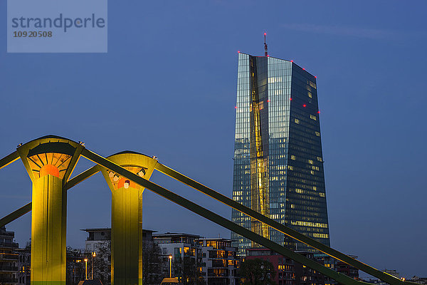 Deutschland  Hessen  Frankfurt  Main und Zentrale der Europäischen Zentralbank am Abend