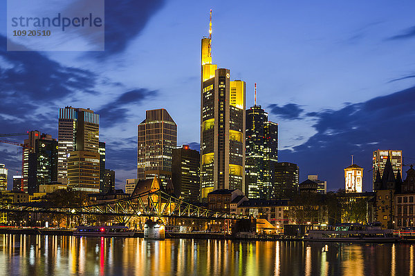 Deutschland  Hessen  Frankfurt  Finanzplatz am Abend  Tower 185  Commerzbank  HelaBa  Deutsche Bank und Eiserner Steg