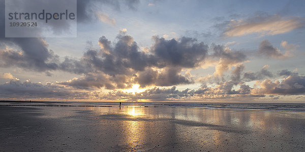 Deutschland  Niedersachsen  Ostfriesland  Nordstrand bei Sonnenuntergang