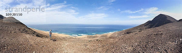Spanien  Kanarische Inseln  Fuerteventura  Barlovento  Wanderer auf der Passhöhe Degollada de Pecenescal