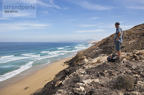 Spanien  Kanarische Inseln  Fuerteventura  Nordküste  Strand von Barlovento  Wanderer