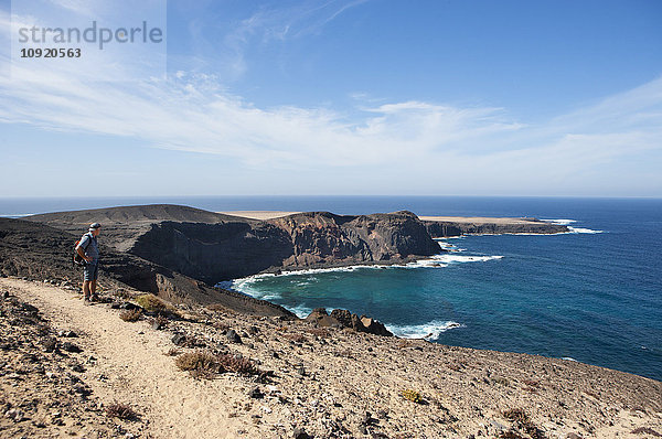 Spanien  Kanarische Inseln  Fuerteventura  Jandia  Wanderer auf der Suche nach Punta Pesebre