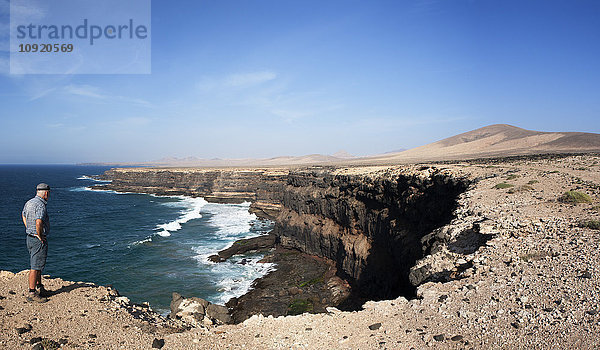 Spanien  Kanarische Inseln  Fuerteventura  Westküste bei Los Molinos  Wanderer