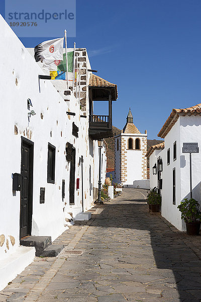 Spanien  Kanarische Inseln  Fuerteventura  Betancuria  Gasse mit Kirche Santa Maria de Betancuria