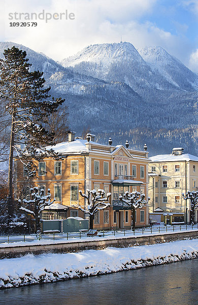 Österreich  Bad Ischl  Lehar Villa an der Traun im Winter