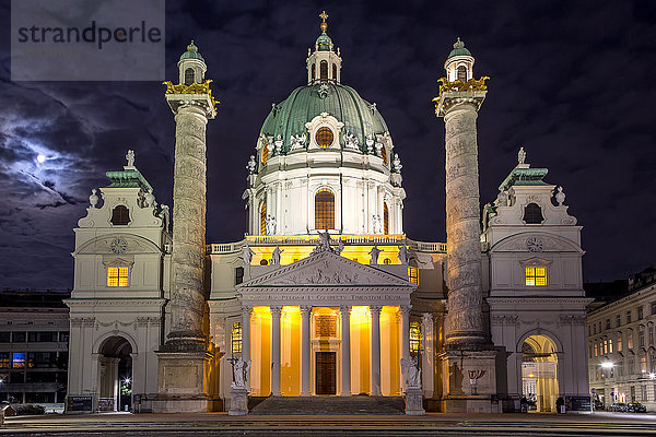 Österreich  Wien  Karlskirche bei Nacht