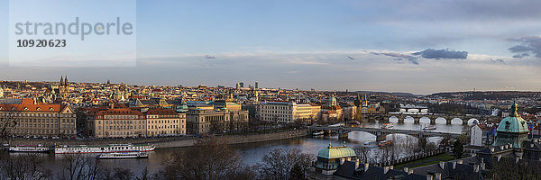 Tschechien  Prag  Stadtpanorama mit Moldau und Karlsbrücke