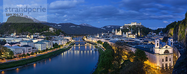 Österreich  Salzburg  Panoramablick auf Salzach  Altstadt und Schloss Hohensalzburg  blaue Stunde