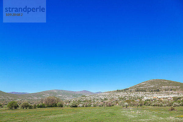 Bosnien und Herzegowina  Bileca  Landschaft  blauer Himmel und Hügel
