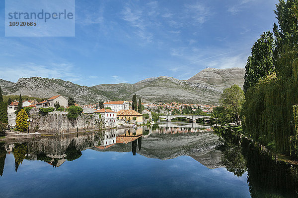 Bosnien und Herzegowina  Trebinje  Blick auf die Altstadt mit dem Fluss Trebisnjica im Vordergrund