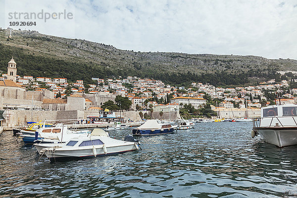 Kroatien  Dubrovnik  Blick auf die Stadt mit Marina im Vordergrund