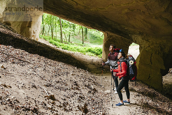 Serbien  Rakovac  junges Paar Wandern  Höhle  verlassener Steinbruch
