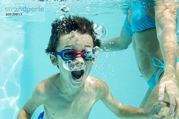 Kleiner Junge unter Wasser  Luftblasen