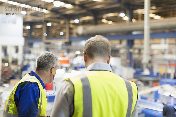 Supervisor und Arbeiter im Stahlwerk