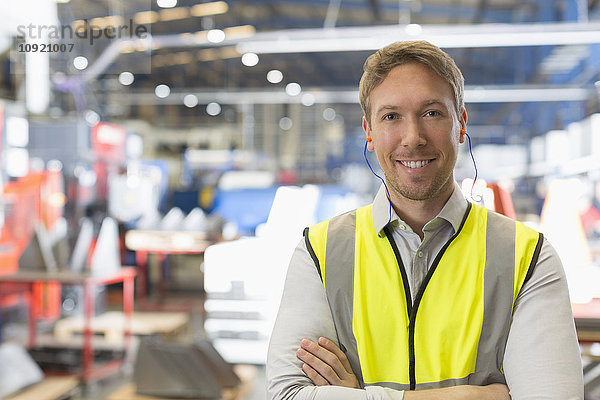 Portrait lächelnder Supervisor im Stahlwerk
