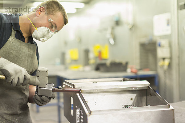 Arbeiter mit Ausrüstung im Stahlwerk