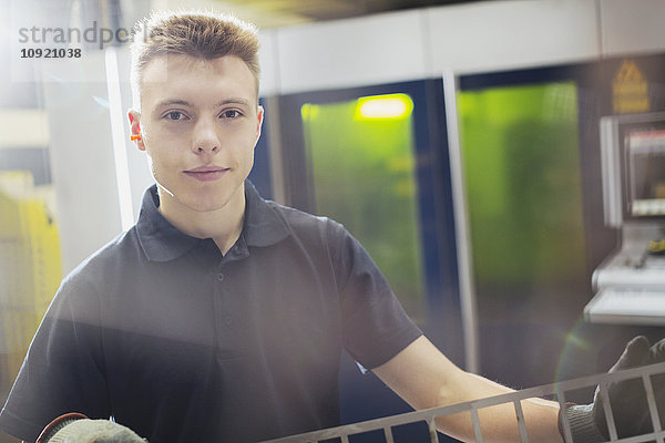 Porträt eines selbstbewussten Arbeiters im Stahlwerk