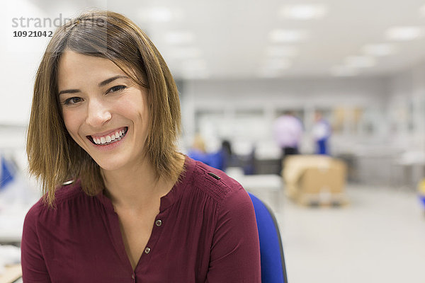 Portrait lächelnder Manager im Stahlwerk