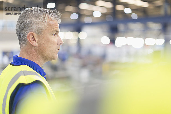 Supervisor schaut weg im Stahlwerk