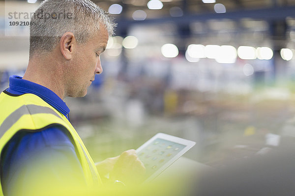 Supervisor mit digitalem Tablett im Stahlwerk