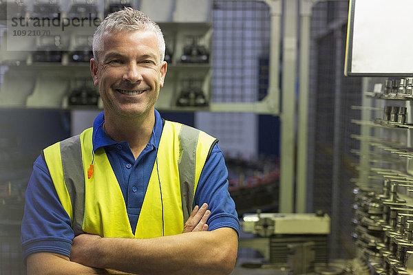 Porträt eines lächelnden Arbeiters im Stahlwerk