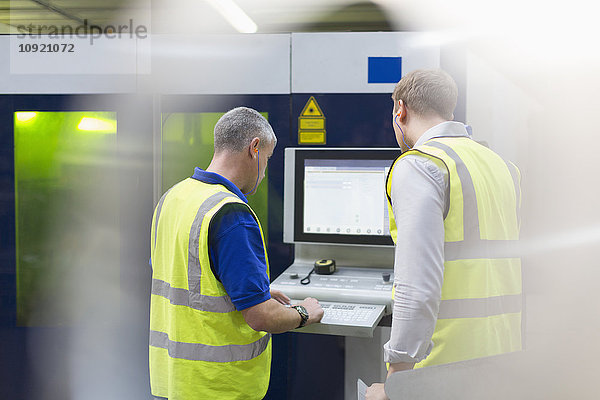 Mitarbeiter am Maschinenleitstand im Stahlwerk