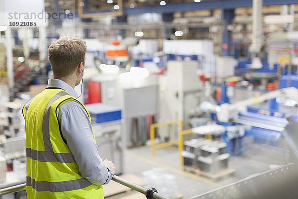 Supervisor auf der Plattform über dem Stahlwerk