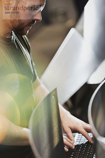 Arbeiter mit Computer in der Stahlfabrik