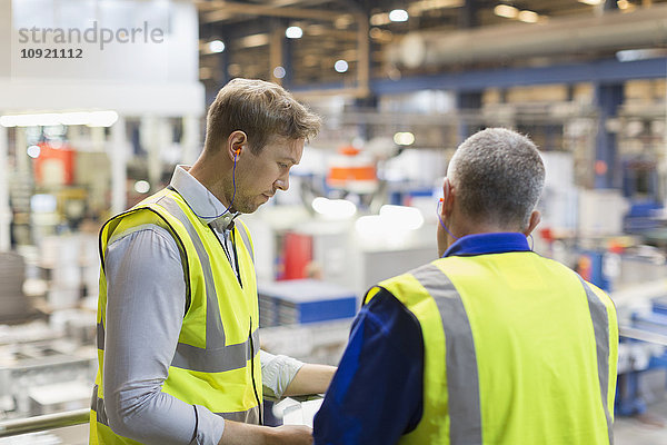 Supervisoren im Gespräch auf der Plattform über dem Stahlwerk