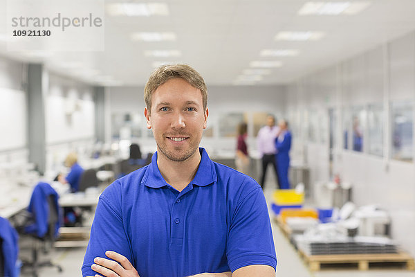 Portrait lächelnder Arbeiter im Stahlwerksbüro