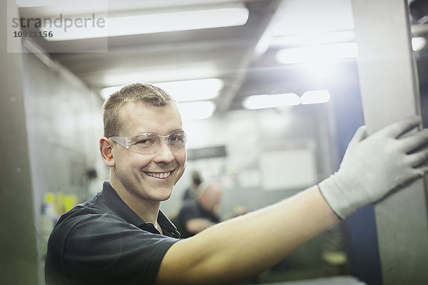 Porträt eines lächelnden Arbeiters im Stahlwerk