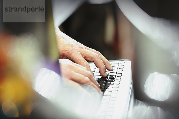 Tippen auf der Computertastatur im Stahlwerk