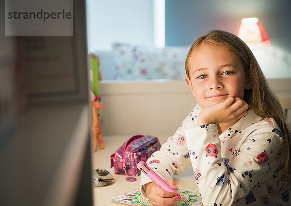 Portrait lächelndes Mädchen im Schlafzimmer