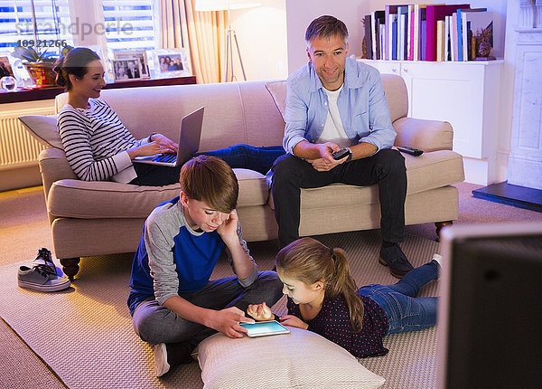 Familienerholung mit Technik im Wohnzimmer