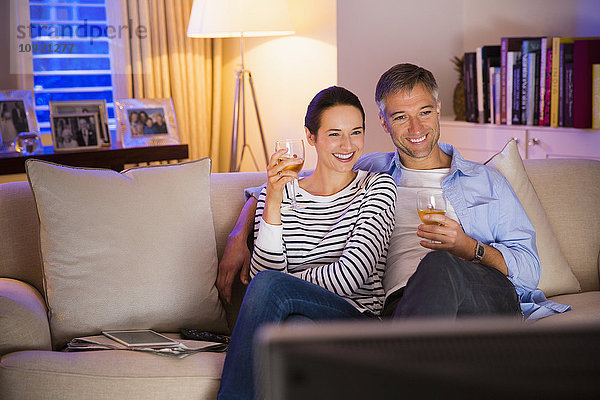 Paar Wein trinken und Fernsehen im Wohnzimmer