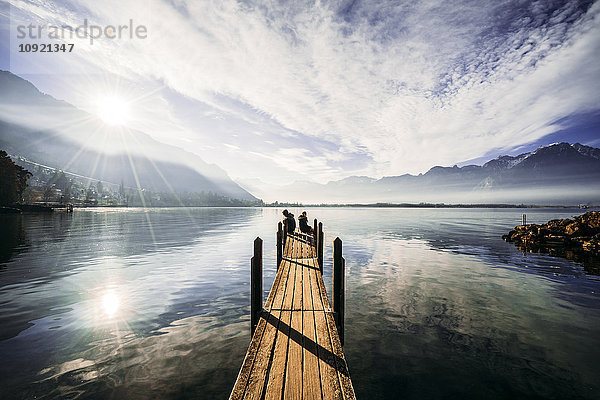 Paar am Rande des Docks über dem sonnigen  ruhigen See  Schweiz
