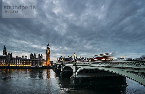 Wolken über Big Ben und Houses of Parliament  London  Großbritannien
