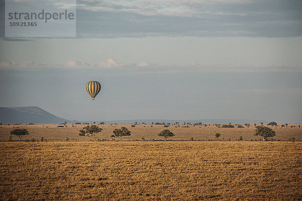 Heißluftballon über ruhiger Wüste  Serengeti  Tansania