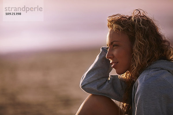 Nachdenkliche Frau mit Blick auf den Strand