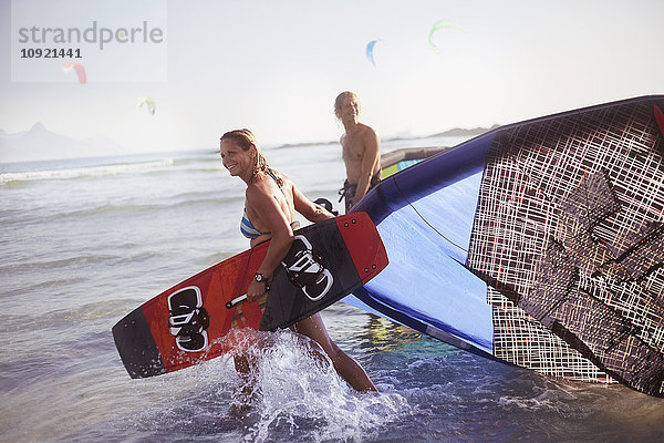 Kitesurfausrüstung ins Meer ziehen