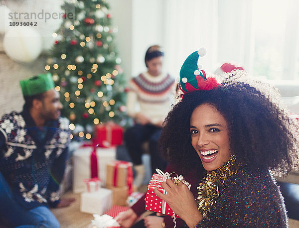 Portrait begeisterte Frau mit Weihnachtsgeschenk