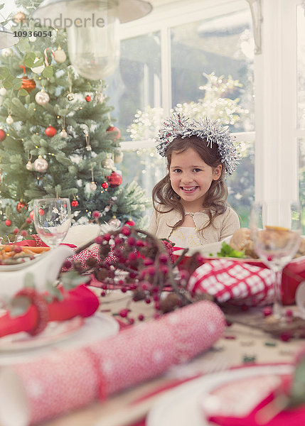 Portrait lächelndes Mädchen am Weihnachtstisch