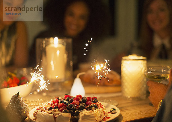 Wunderkerzen auf Beeren-Pavlova-Dessert auf Kerzenleuchttisch