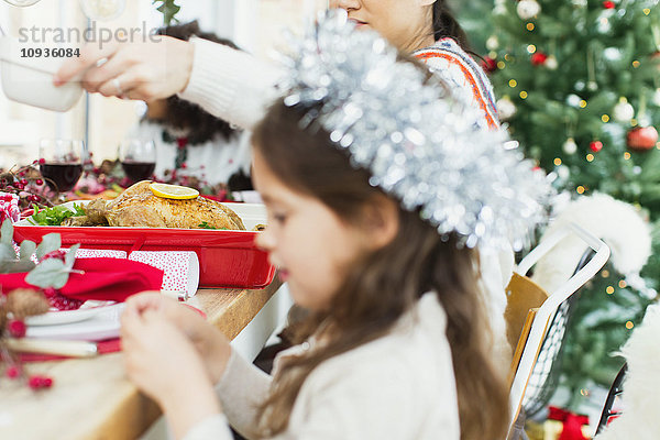 Mutter und Tochter beim Weihnachtsessen