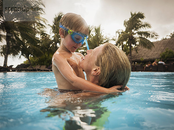 Mutter und Sohn umarmen sich im Schwimmbad