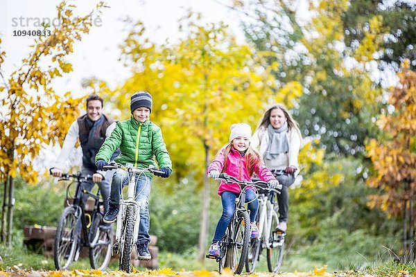 Gemeinsames Radfahren mit der Familie