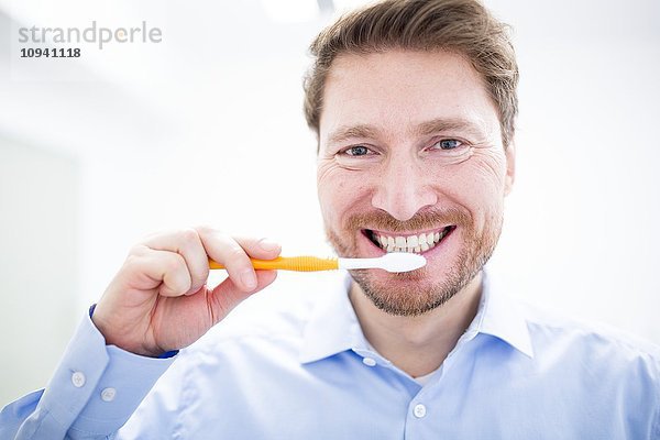 Zahnarzt beim Zähneputzen
