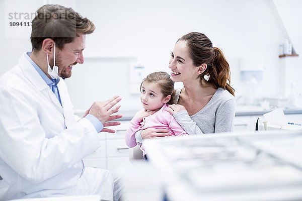 Zahnarzt im Gespräch mit dem Patienten